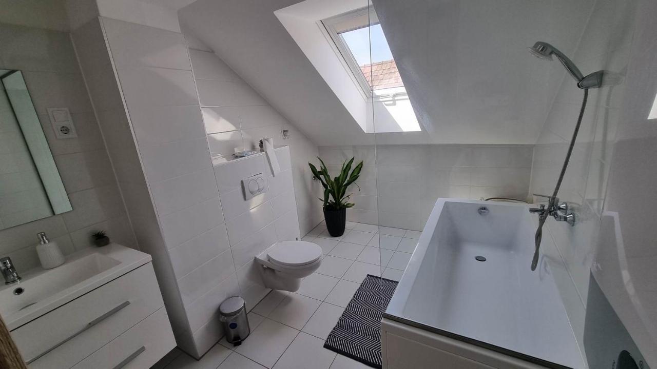 Becsi Kapu Apartman Apartment Vác Екстериор снимка