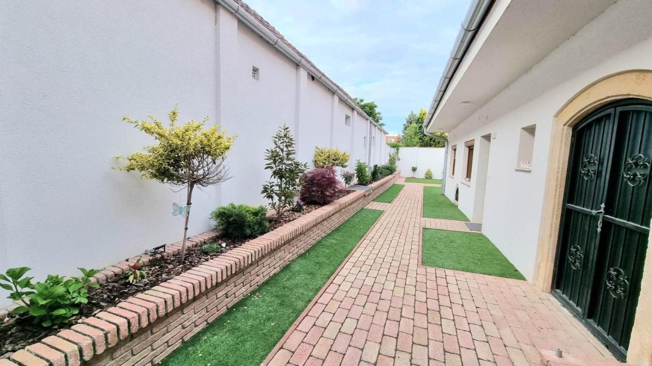 Becsi Kapu Apartman Apartment Vác Екстериор снимка