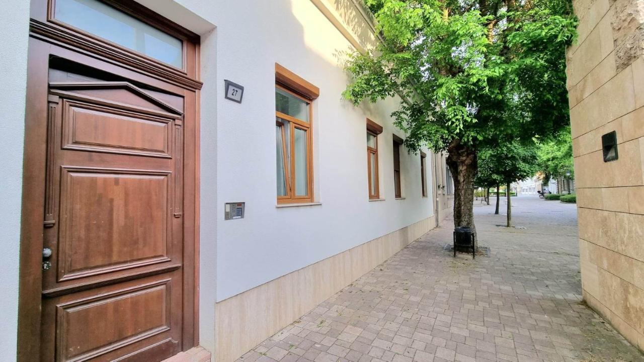 Becsi Kapu Apartman Apartment Vác Екстериор снимка